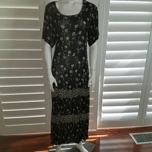Black and white maxi dress with daisy